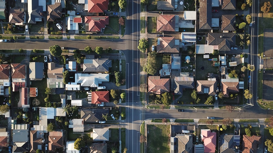 Vista aérea de suelo con trazado vial y entorno urbano